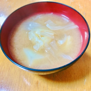 出汁から作る玉ねぎとじゃがいもの味噌汁